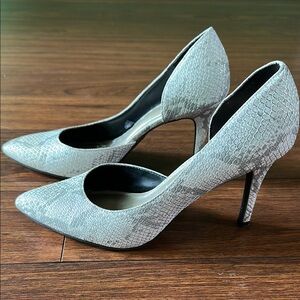 👠👠EUC Brash Gray and White Textured Stiletto Heels👠👠